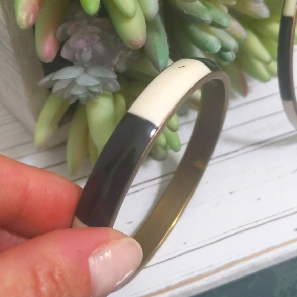 EUC Black, White & Gold Bangle Bracelet Set - Costume Jewelry - Picture 4 of 7